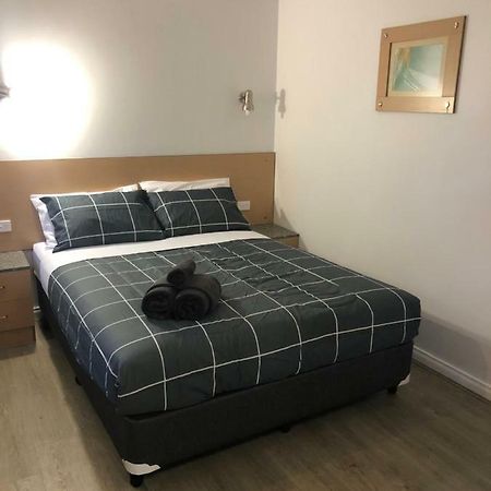 Latitude20 Cattrall Park Motel Karratha Buitenkant foto